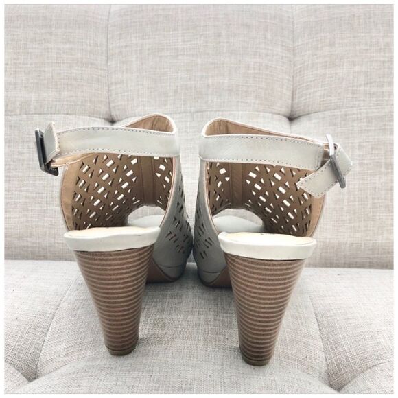 NEW Chinese Laundry Laser Cut Peep Toe Heel Sandal Size 9.5 - Picture 6 of 15